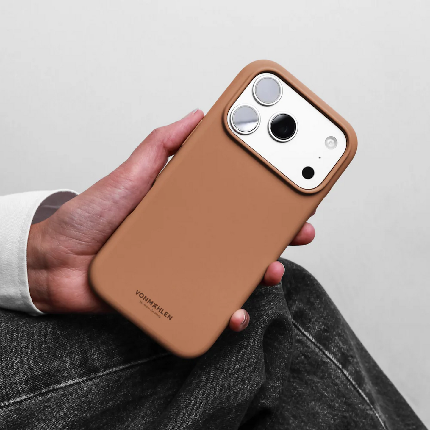 VONMAHLEN Soft Silicone Case iPhone 17 Pro Max - Dark Cream