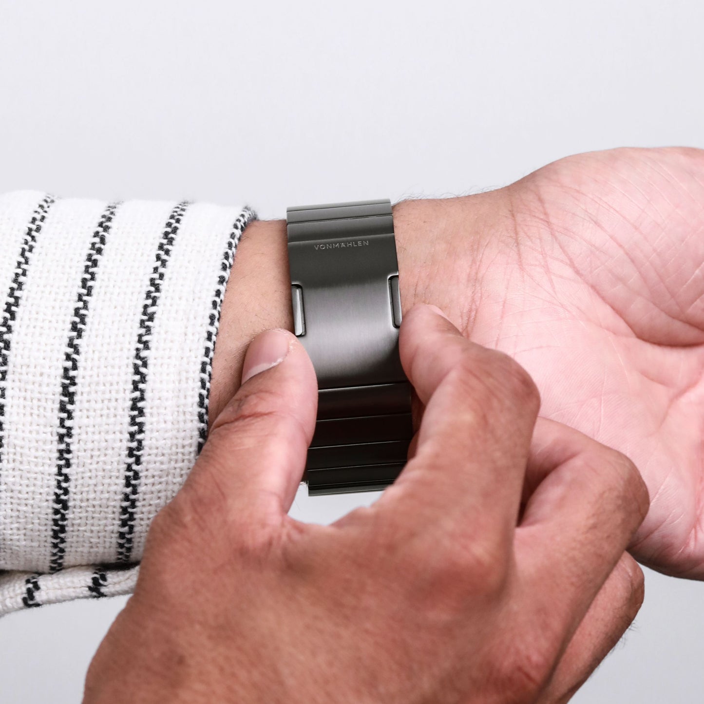 LinkBraceletPro_StainlessSteel_44-49mm_One Size_GraniteGray