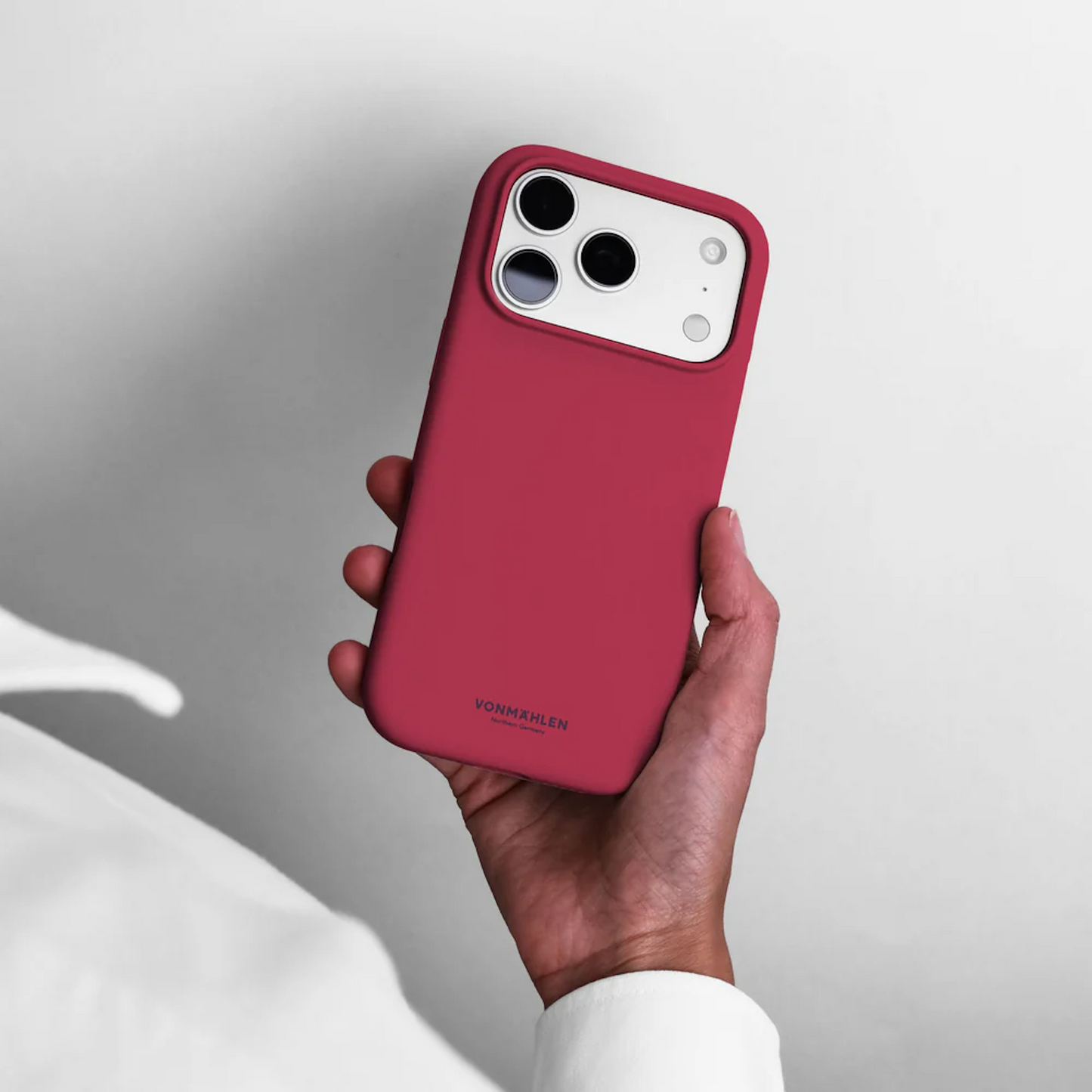 VONMAHLEN Soft Silicone Case iPhone 17 Pro - Dark Red