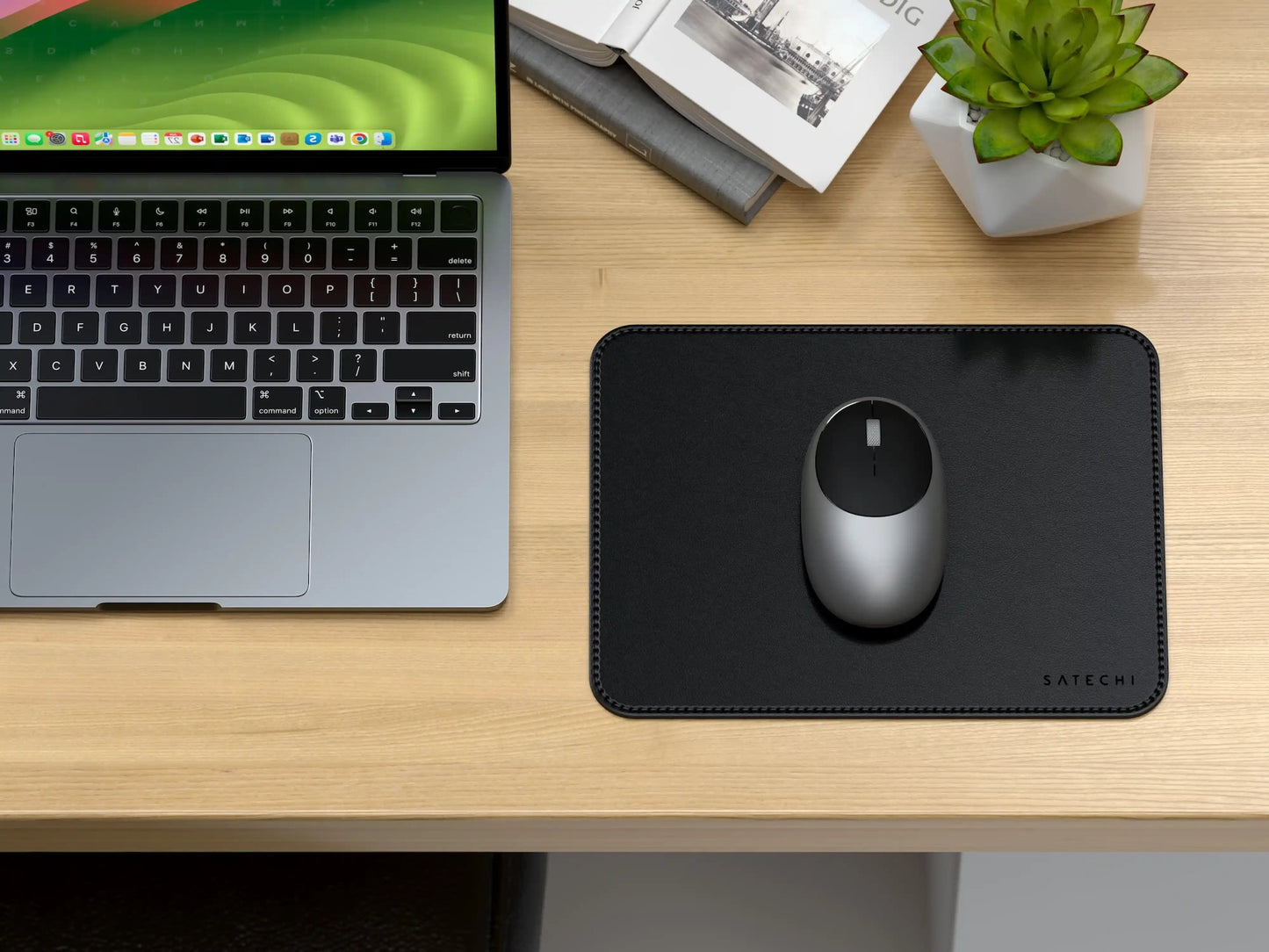 SATECHI Vegan-Leather Premium Mouse Pad - Black