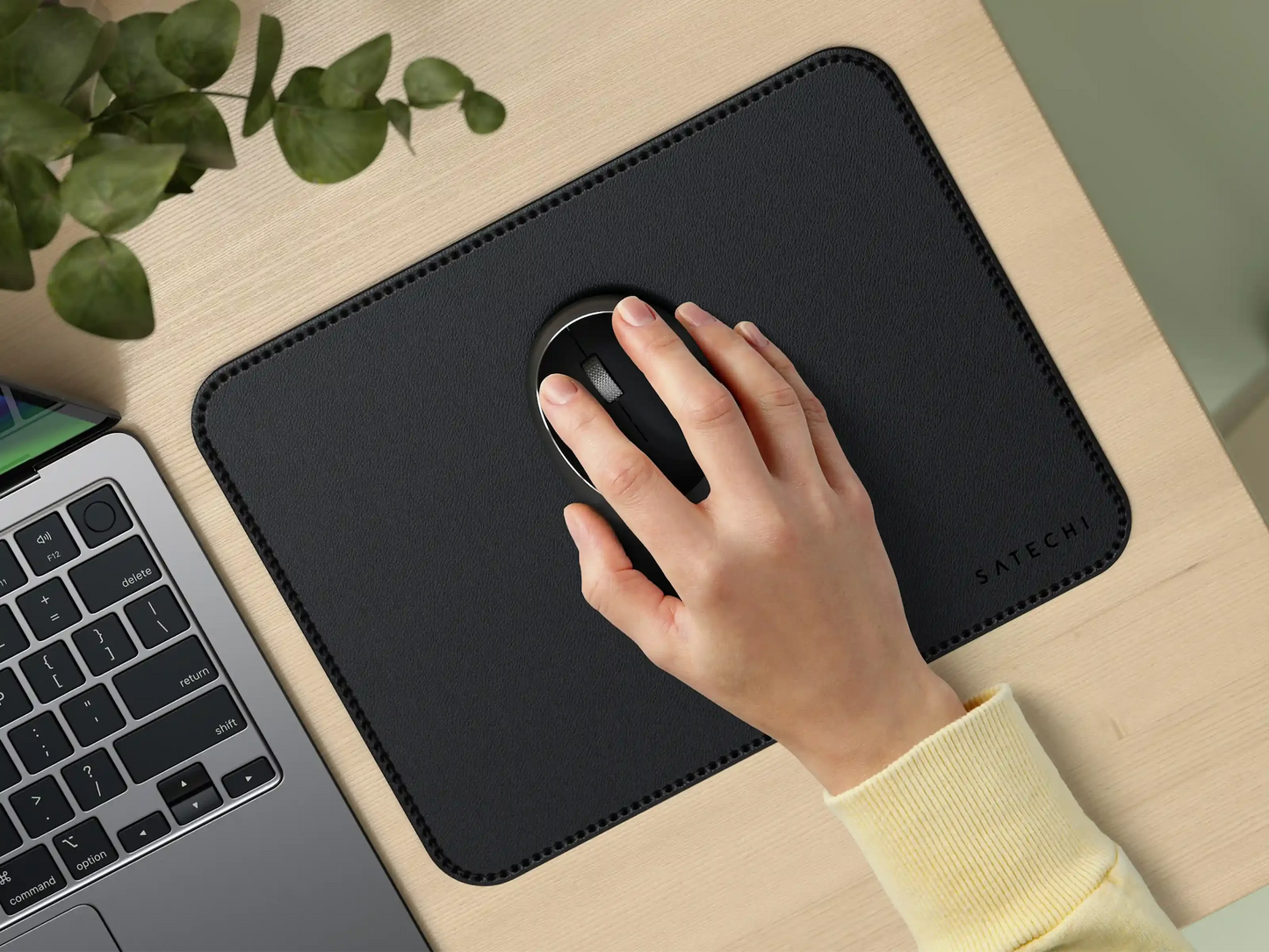SATECHI Vegan-Leather Premium Mouse Pad - Black